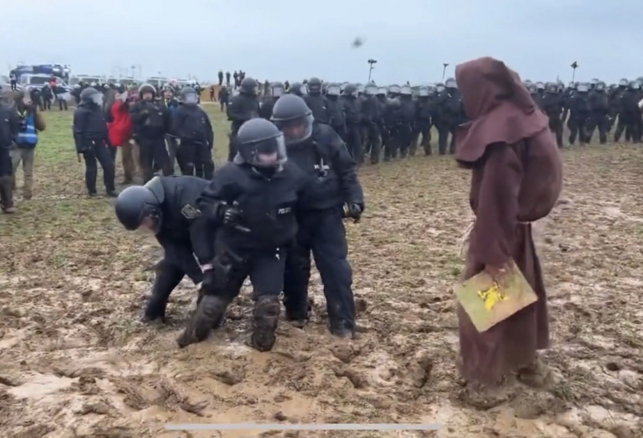 Almaniyanın Lyutserat kəndində ekoloji aksiya iştirakçıları ilə polis arasında toqquşma baş verib VİDEO