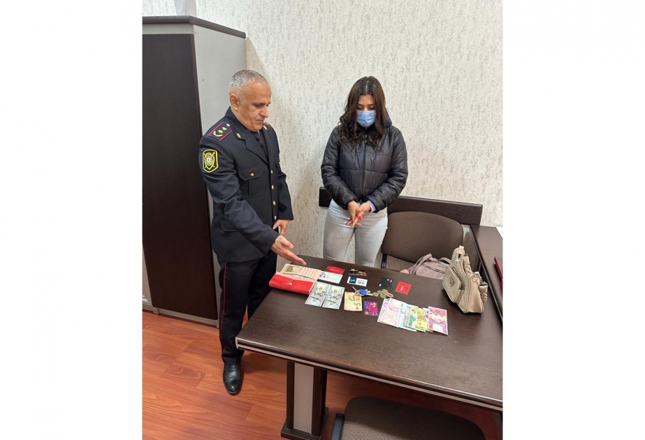 Çantasını parkda unudan vətəndaş polisin yardımı ilə onu tapıb