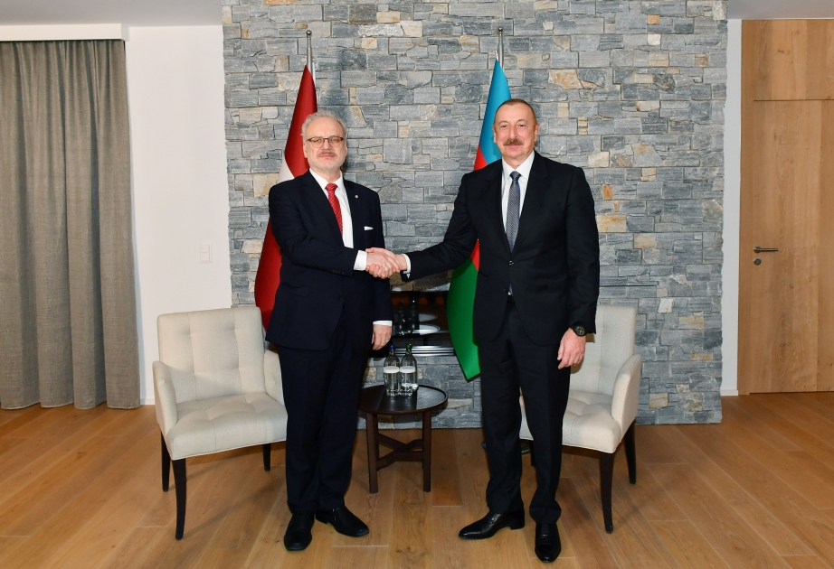 Valsts prezidents Ilhams Alijevs Davosā tikās ar Latvijas prezidentu