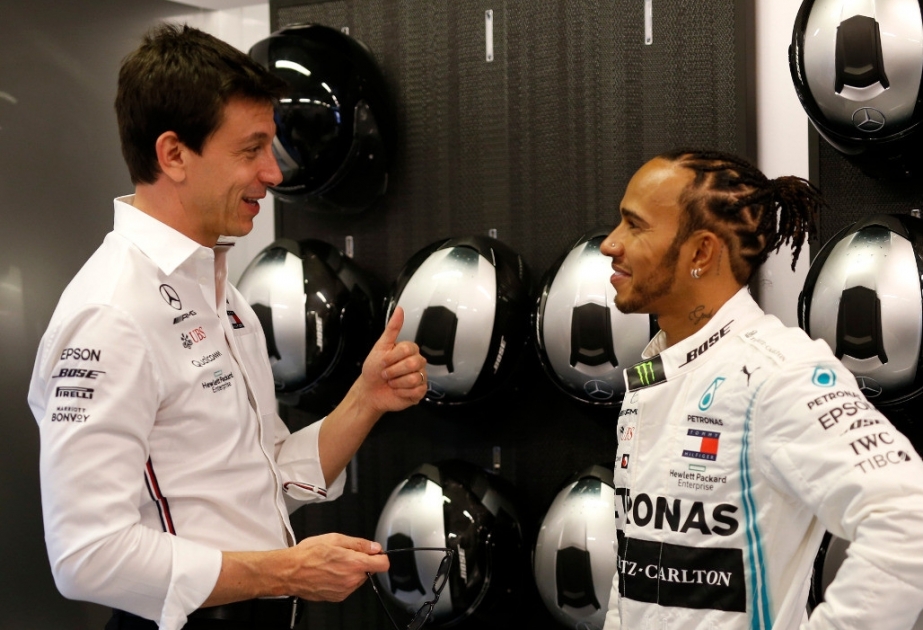 “Mercedes” pilotu Luis Hamiltonla müqaviləni yeniləməyə hazırlaşır