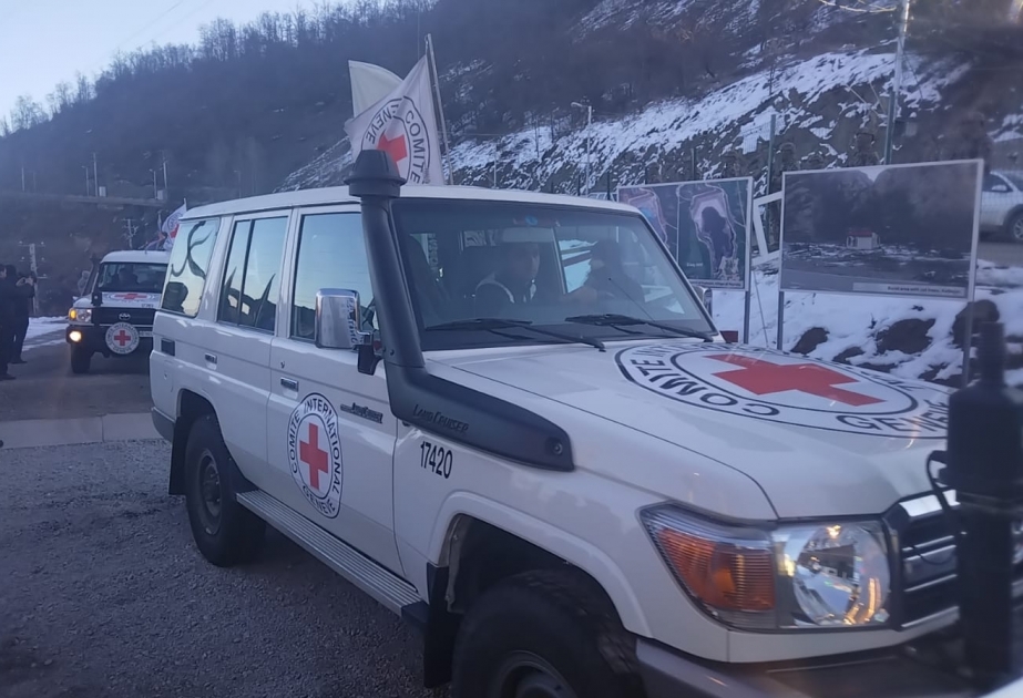 Quatre autres véhicules du CICR traversent la route Latchine-Khankendi