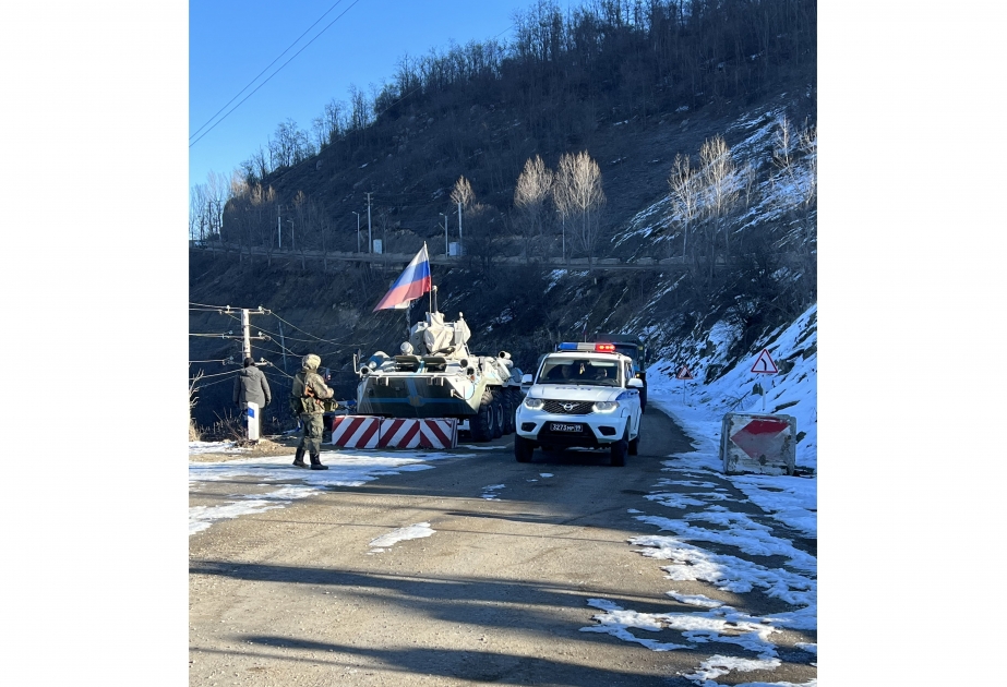 Un convoi de véhicules des soldats russes traverse la route Latchine-Khankendi