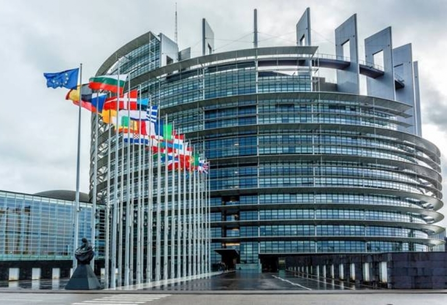 Avropa Parlamenti oturduğu budağı kəsməklə məşğuldur