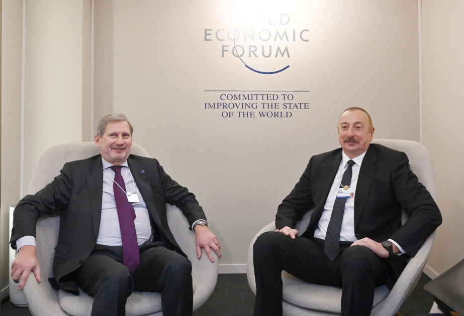 Präsident Ilham Aliyev trifft in Davos mit EU-Kommissar für Haushalt und Verwaltung zusammen VIDEO