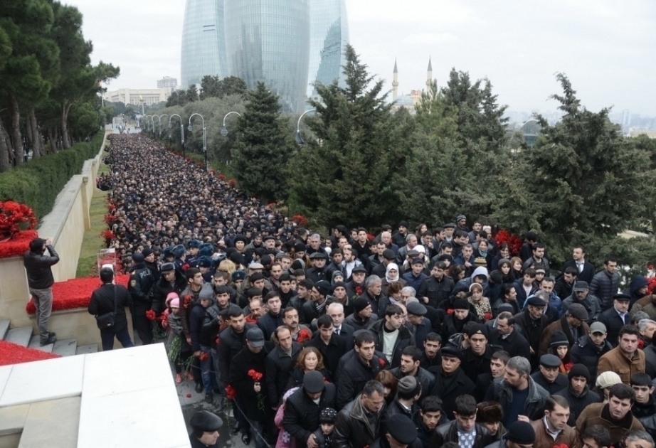 El pueblo azerbaiyano honra la memoria de los Mártires el 20 de Enero