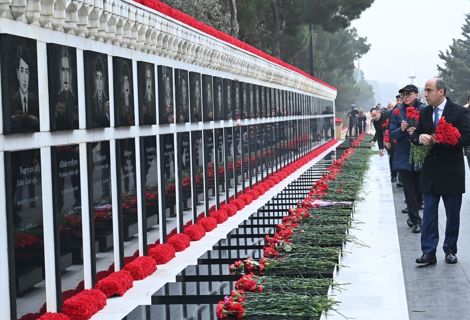 Elm və Təhsil Nazirliyinin kollektivi Şəhidlər xiyabanını ziyarət edib