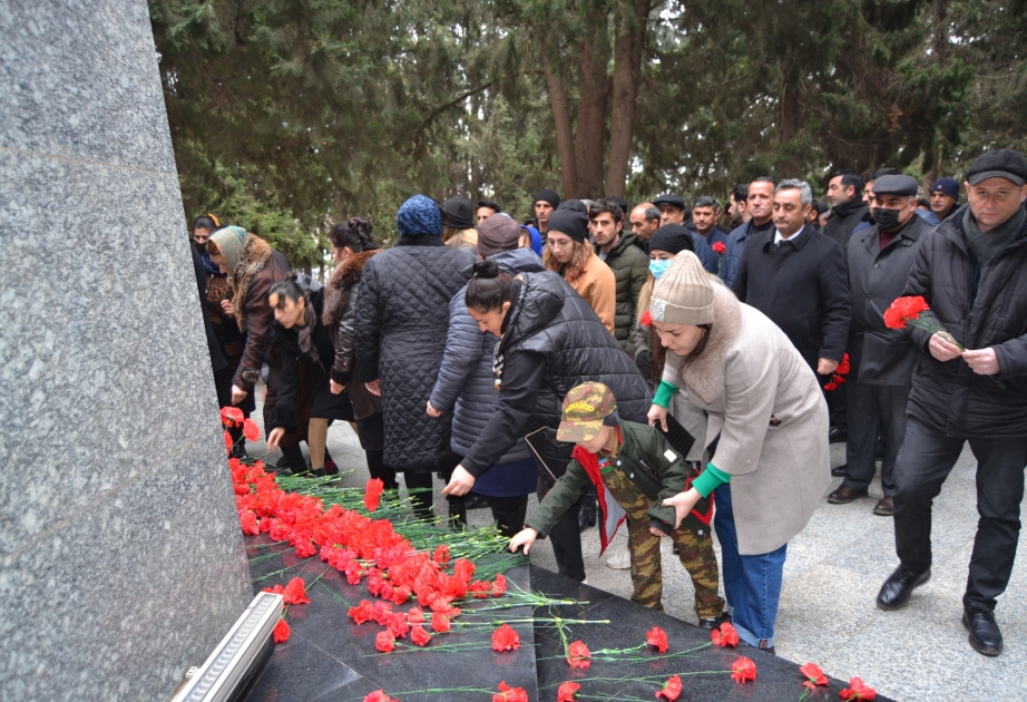 Füzuli rayonunda Şəhidlər abidəsinin önünə qərənfillər düzülüb