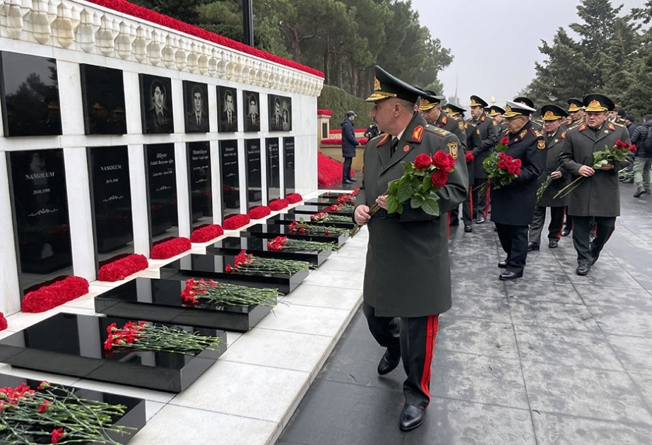Müdafiə Nazirliyinin şəxsi heyəti Şəhidlər xiyabanını ziyarət edib