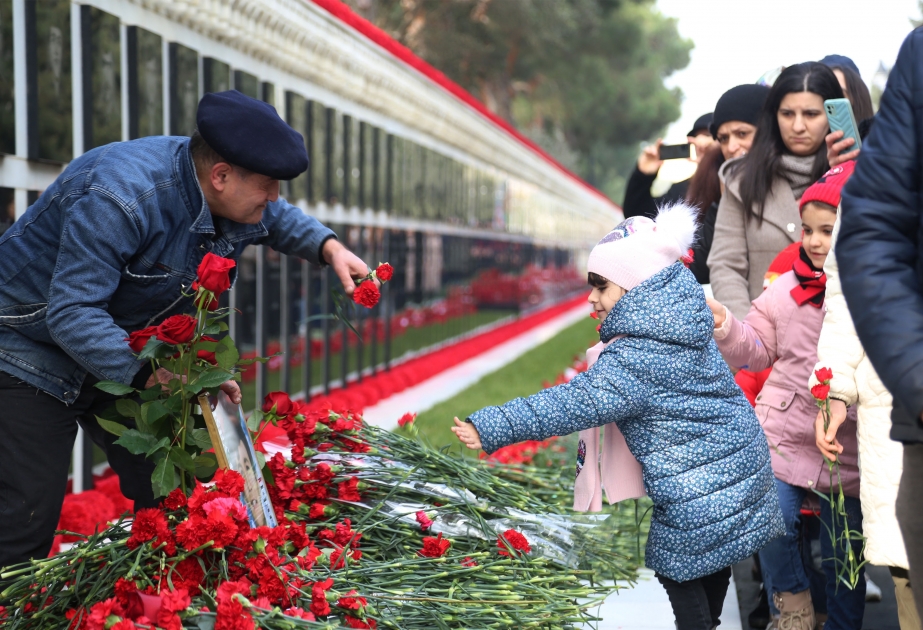 Qırmızı qərənfillərə bürünmüş Şəhidlər xiyabanı -  FOTOREPORTAJ