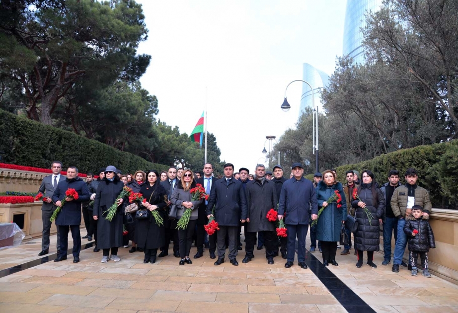 Təhsil işçiləri Şəhidlər xiyabanını ziyarət ediblər