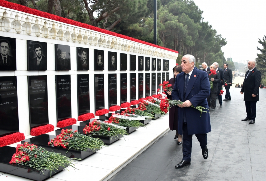 State and government officials visit Alley of Martyrs