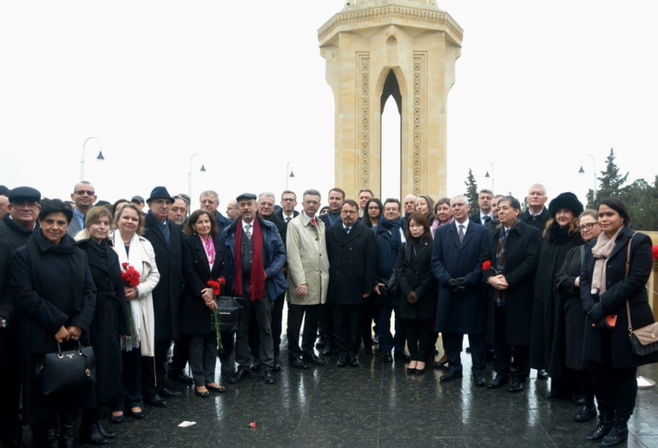 Los Jefes de misión de las naciones de América Latina y España acreditados en Azerbaiyán visitan el Callejón de Mártires