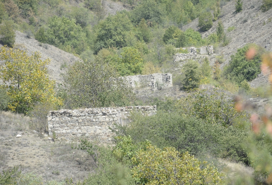 Aufnahmen des von Armenier zerstörten Dorfes Guneypaya des Rayons Kelbadschar