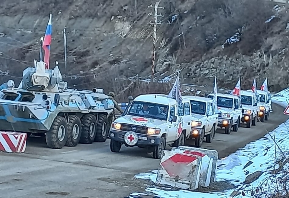 Cinq véhicules du CICR traversent la route Latchine-Khankendi