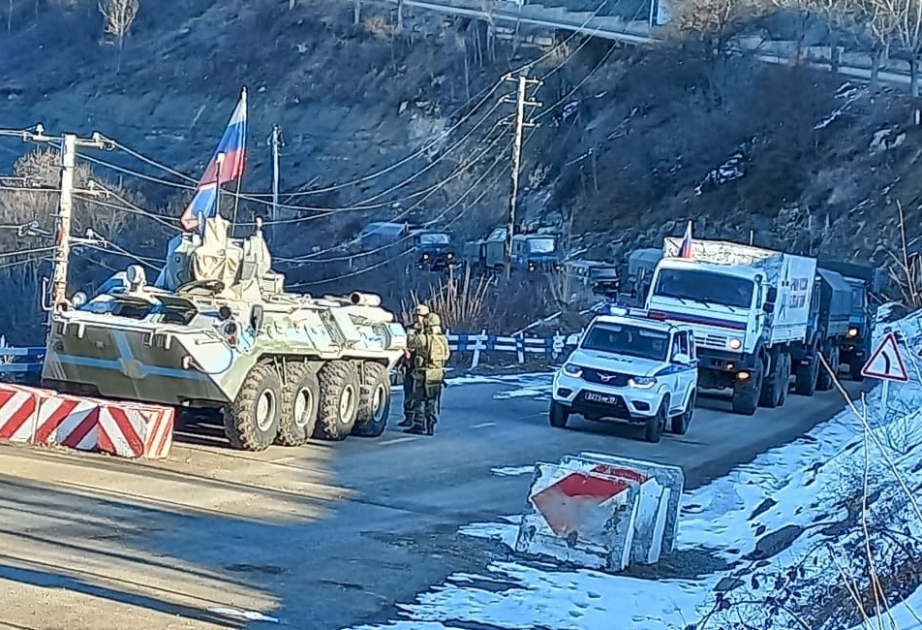 Un convoi de véhicules des soldats russes traverse la route Latchine-Khankendi