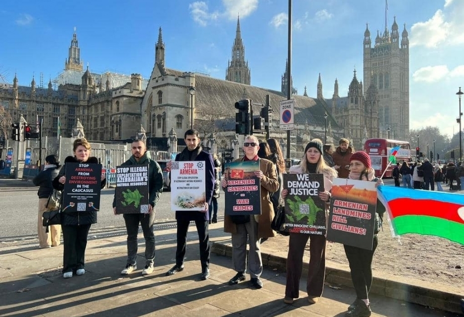 Representantes de la diáspora azerbaiyana celebran una acción de protesta ante el Parlamento británico