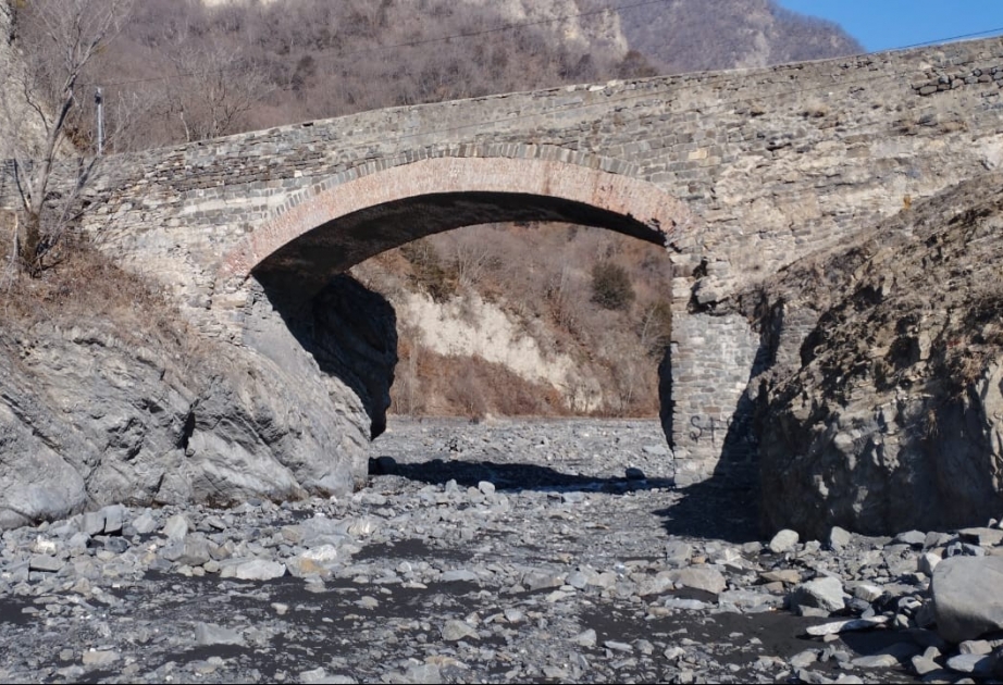 Şıltaq dağ çayının gətirdiyi coşqun sellərə sinə gərən Ulu körpü
