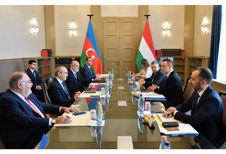 Se analiza la participación de empresas húngaras en la reconstrucción de Karabaj