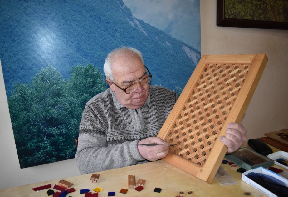 Şəkili usta Soltan İsmayılov şəbəkə sənətini yeni ornamentlərlə zənginləşdirir