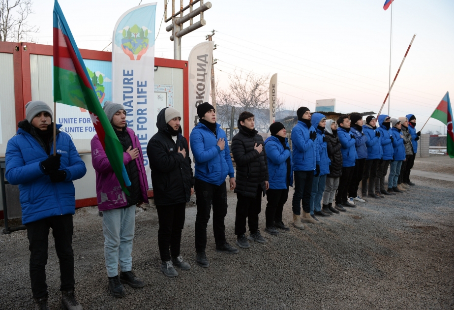47-ci gün: Aksiya iştirakçıları hər zaman olduğu kimi Dövlət Himnini səsləndiriblər