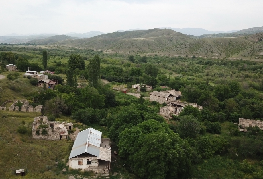 Aufnahmen des von Armenier zerstörten Dorfes Garakishiler der Region Gubadli