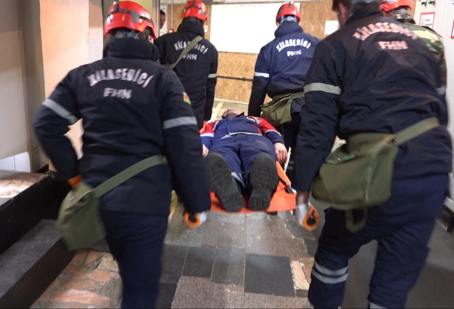 Metroda təlim: Qatardakı “zərərçəkmişlər” təxliyə olunaraq “ilkin tibbi yardım göstərilib” VİDEO