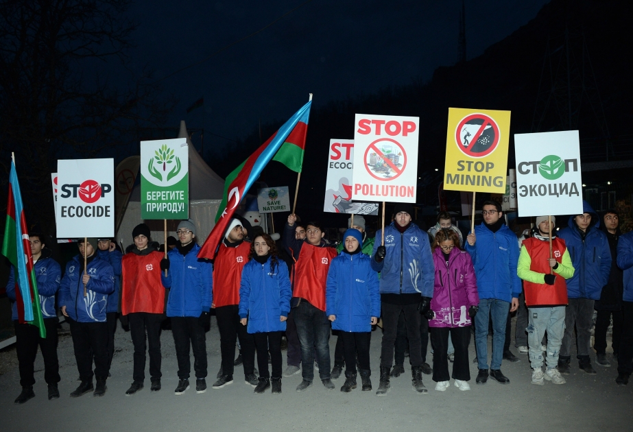 Акция экоактивистов активно продолжается и в ночные часы