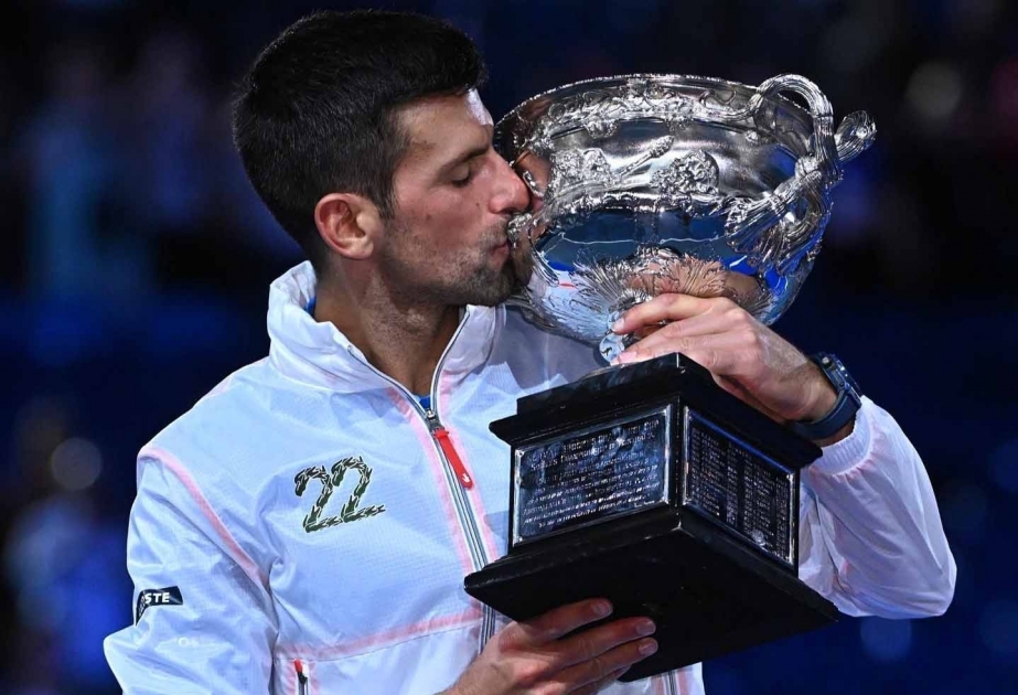 Djokovic aplasta a Tsitsipas y bate su récord de 10º título en el Abierto de Australia
