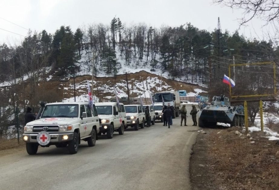 ¿Cuántos vehículos de las fuerzas de mantenimiento de la paz y del CICR circularon ayer por la carretera Lachin-Khankandi?