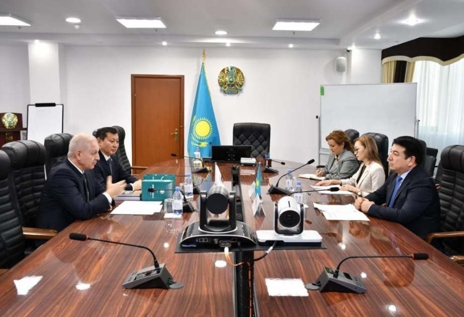 Presidente de la Academia Túrquica discute la cooperación en el campo de la educación con el ministro de Educación de Kazajistán