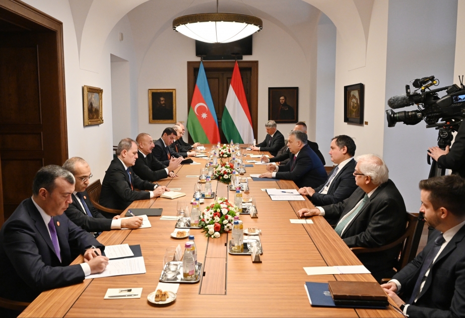 El presidente de Azerbaiyán se reúne en formato ampliado con el primer ministro húngaro