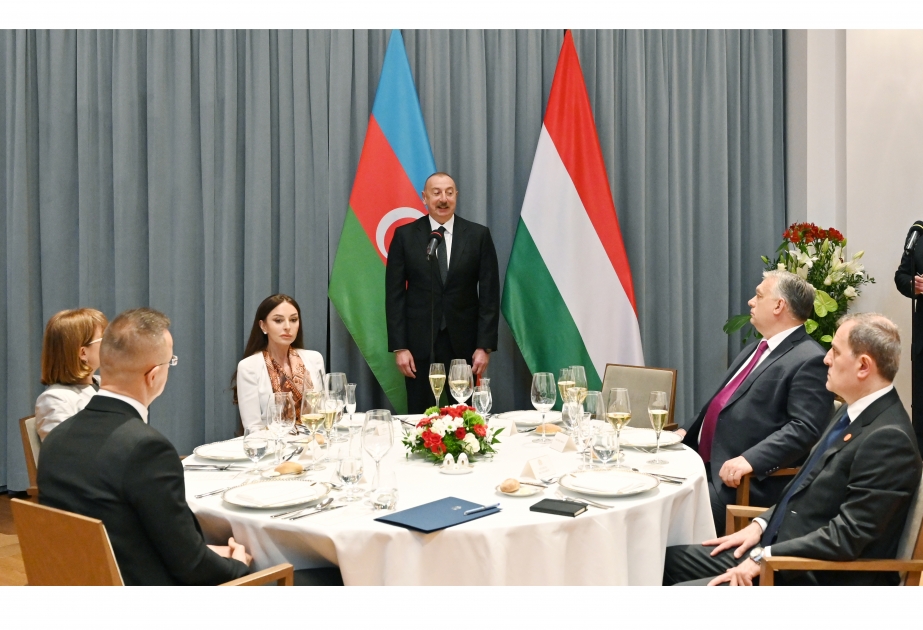 Un dîner officiel offert en l’honneur du président azerbaïdjanais et de son épouse VIDEO