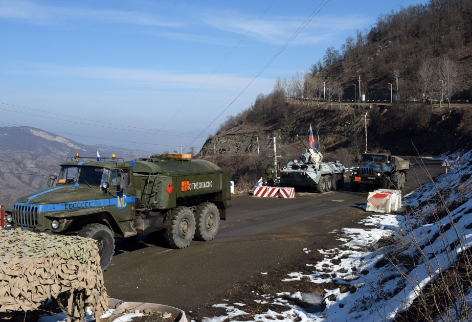 Five more vehicles of Russian peacekeepers pass freely along protest area