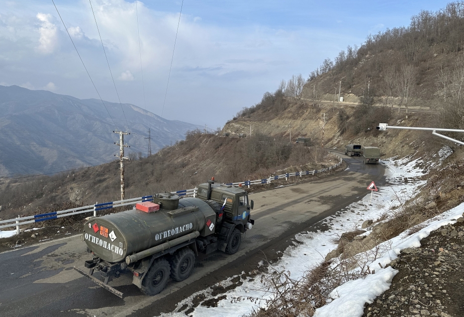 20 véhicules du contingent russe de maintien de la paix traversent la route Latchine-Khankendi