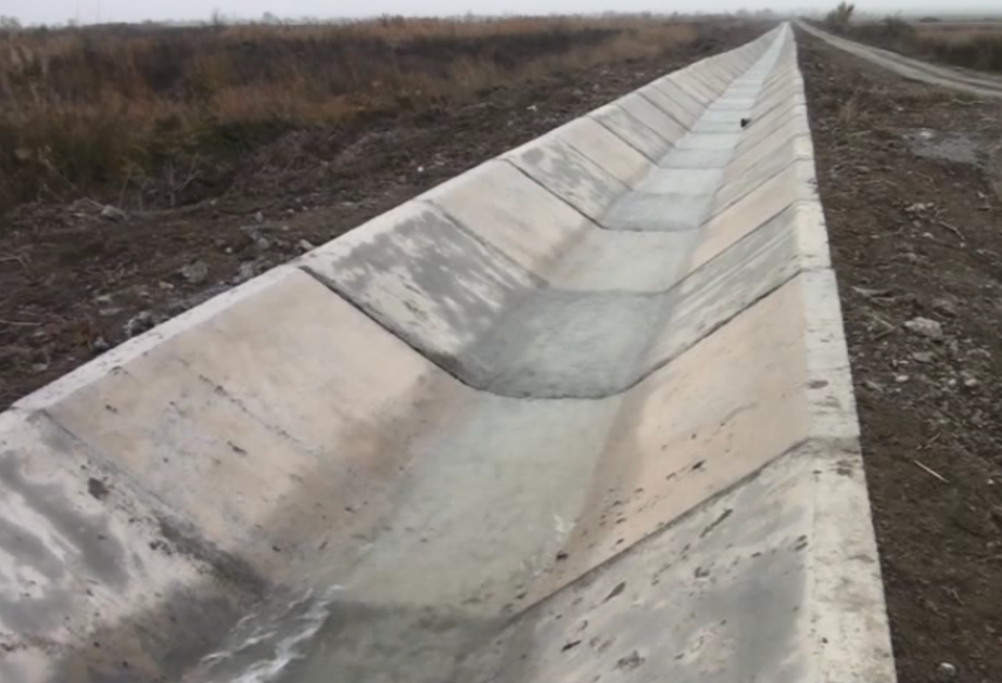Biləsuvar, Ağdaş və Goranboyda torpaq kanallar beton üzlüyə alınır VİDEO