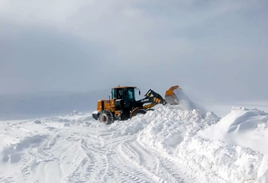Ministerio de Defensa: “El mes pasado se despejaron de nieve hasta 3.600 km de carreteras en Kalbajar, Lachin y Dashkasan”
