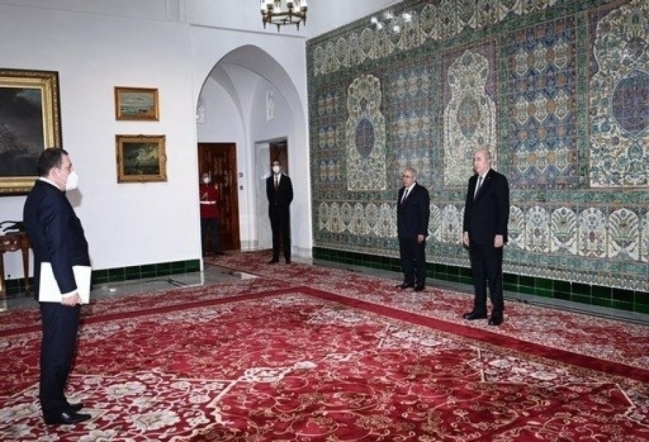 El Embajador de Azerbaiyán presenta sus credenciales al Presidente de Argelia

