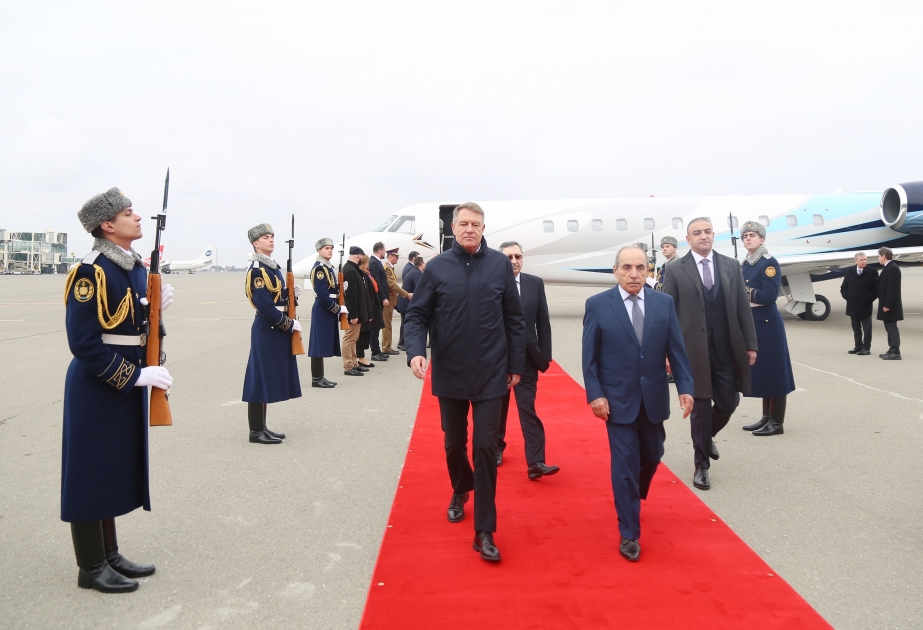 Le président roumain Klaus Iohannis entame une visite officielle en Azerbaïdjan