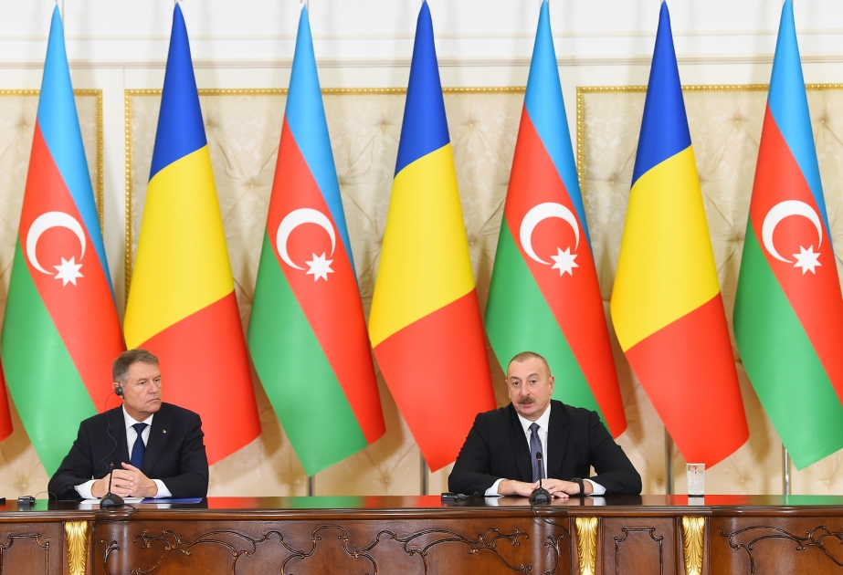 Präsident Ilham Aliyev und Präsident Klaus Johannis treten mit Erklärungen für Presse auf VIDEO
