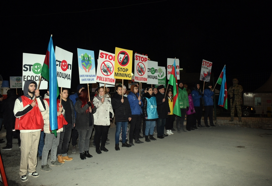 Aksiya iştirakçıları gecə saatlarında fəallıq göstərirlər