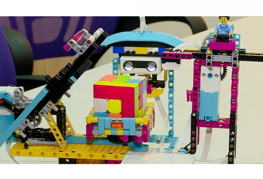 Tovuzlu gənc rubik kubunu yığan robot düzəldib  VİDEO   


