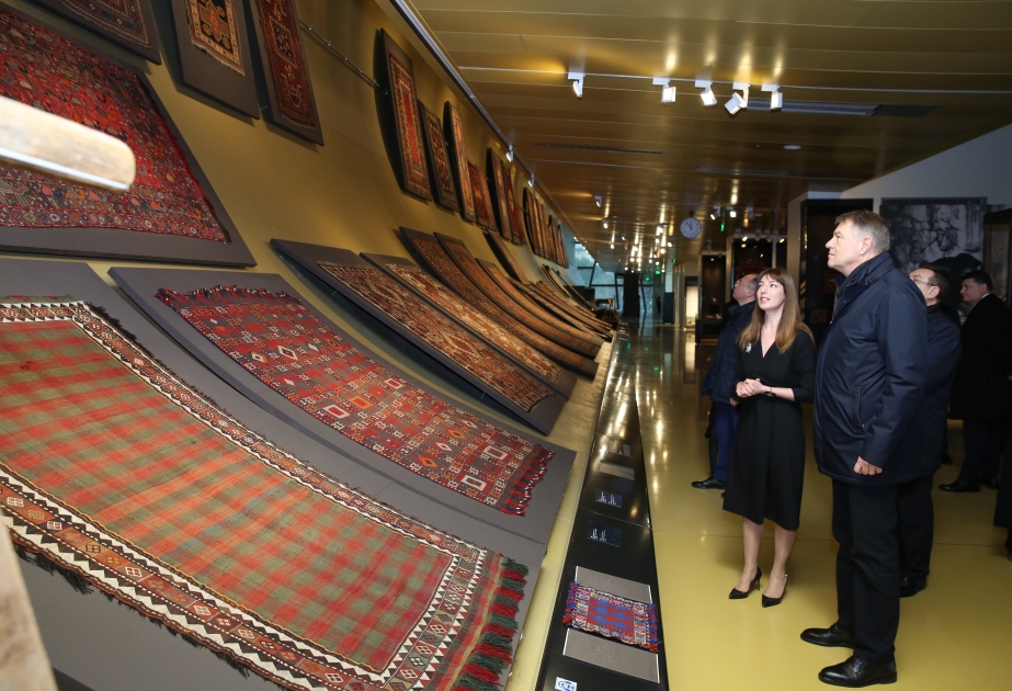 Präsident von Rumänien Klaus Johannis im Teppichmuseum in Baku