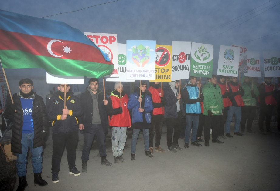 Aksiya gecə saatlarında da ruh yüksəkliyi ilə davam edir