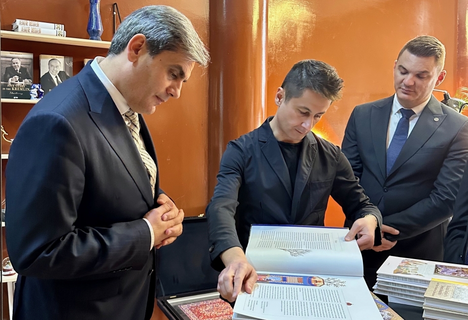 El viceprimer ministro de Montenegro visita el Centro Internacional Nizami Ganjavi