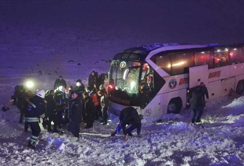 Türkiyədə sərnişin avtobusu aşıb: 30 nəfər xəsarət alıb