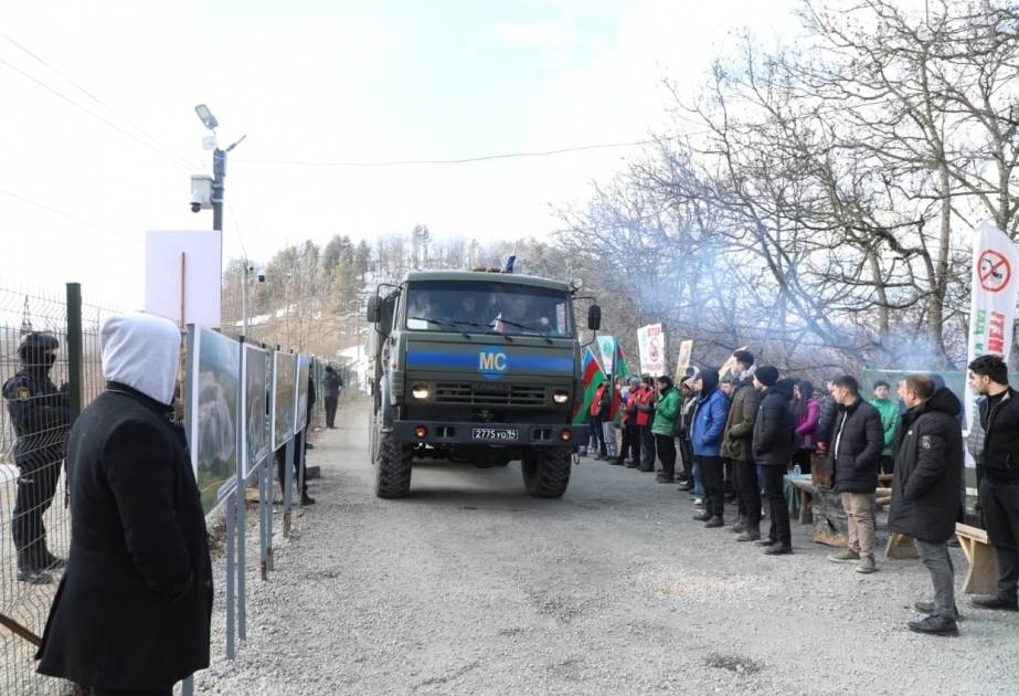 20 autres véhicules du contingent russe de maintien de la paix traversent la route Latchine-Khankendi