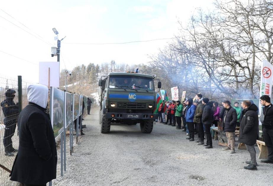 Twenty more vehicles of Russian peacekeepers move freely through protest area