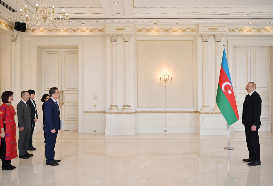 Le président Ilham Aliyev reçoit les lettres de créance du nouvel ambassadeur du Vietnam en Azerbaïdjan MIS A JOUR VIDEO
