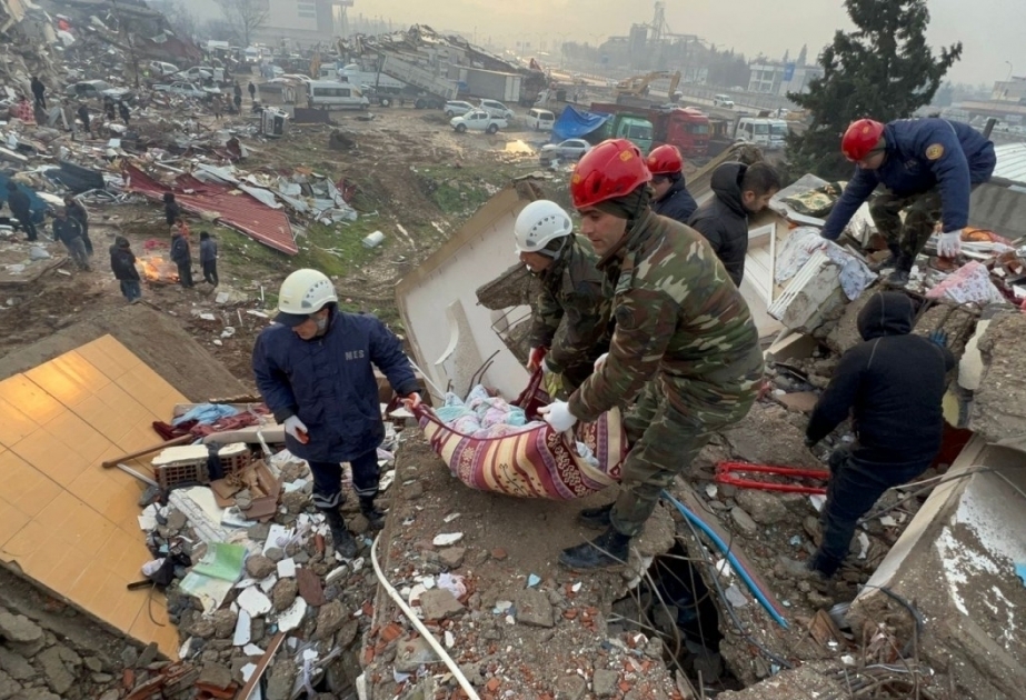 Los equipos de rescate azerbaiyanos inician operaciones de búsqueda y rescate en Türkiye