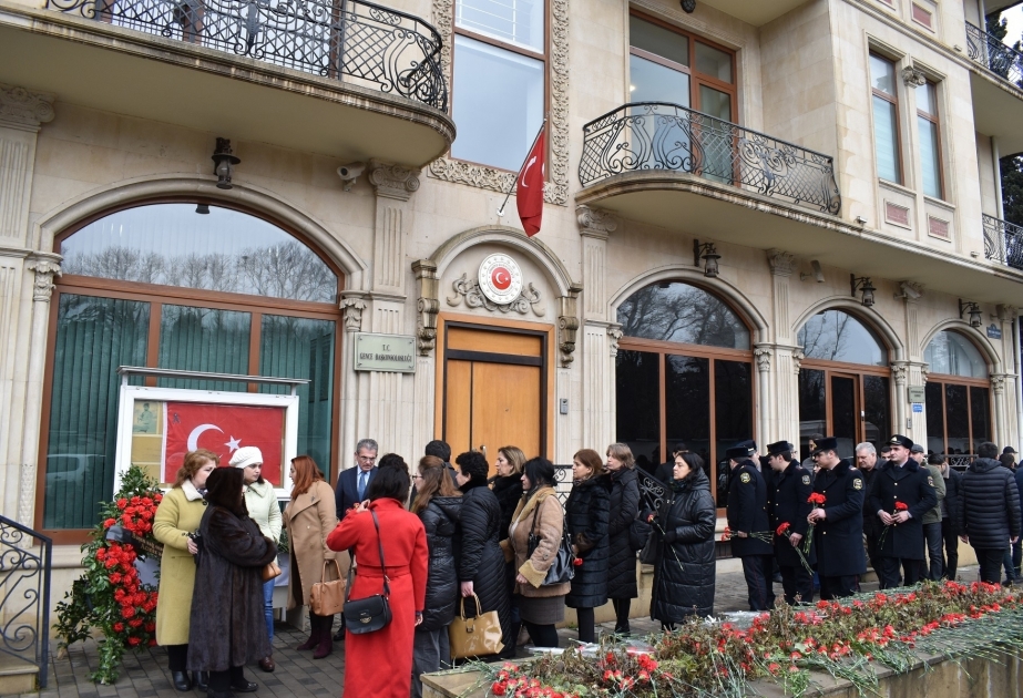 В Гяндже чтут память погибших в результате сильного землетрясения в Турции